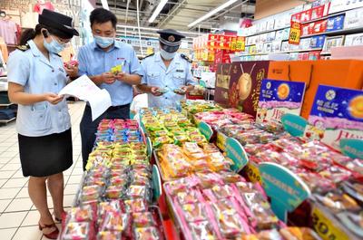 节前食品“体检” 保障食品销售安全