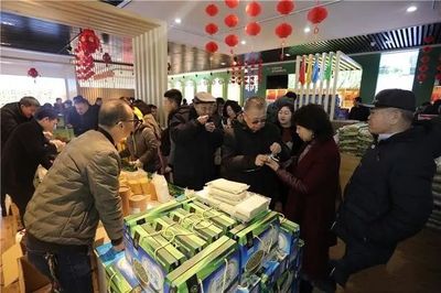 内蒙古绿色食品展销中心赞助《天南地北赤峰人》春晚，开鲁老白干风靡全场